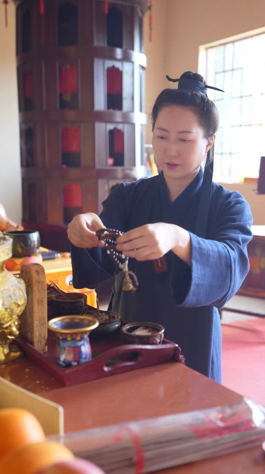 整理念珠與文化物件